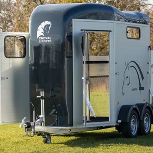 ATRELADO PARA CAVALOS COM DUAS SALAS DE ARREIOS TOURING JUMPING